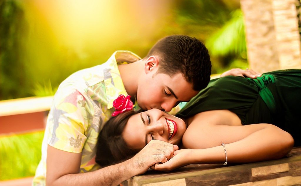 couple kissing on the World Compliment Day