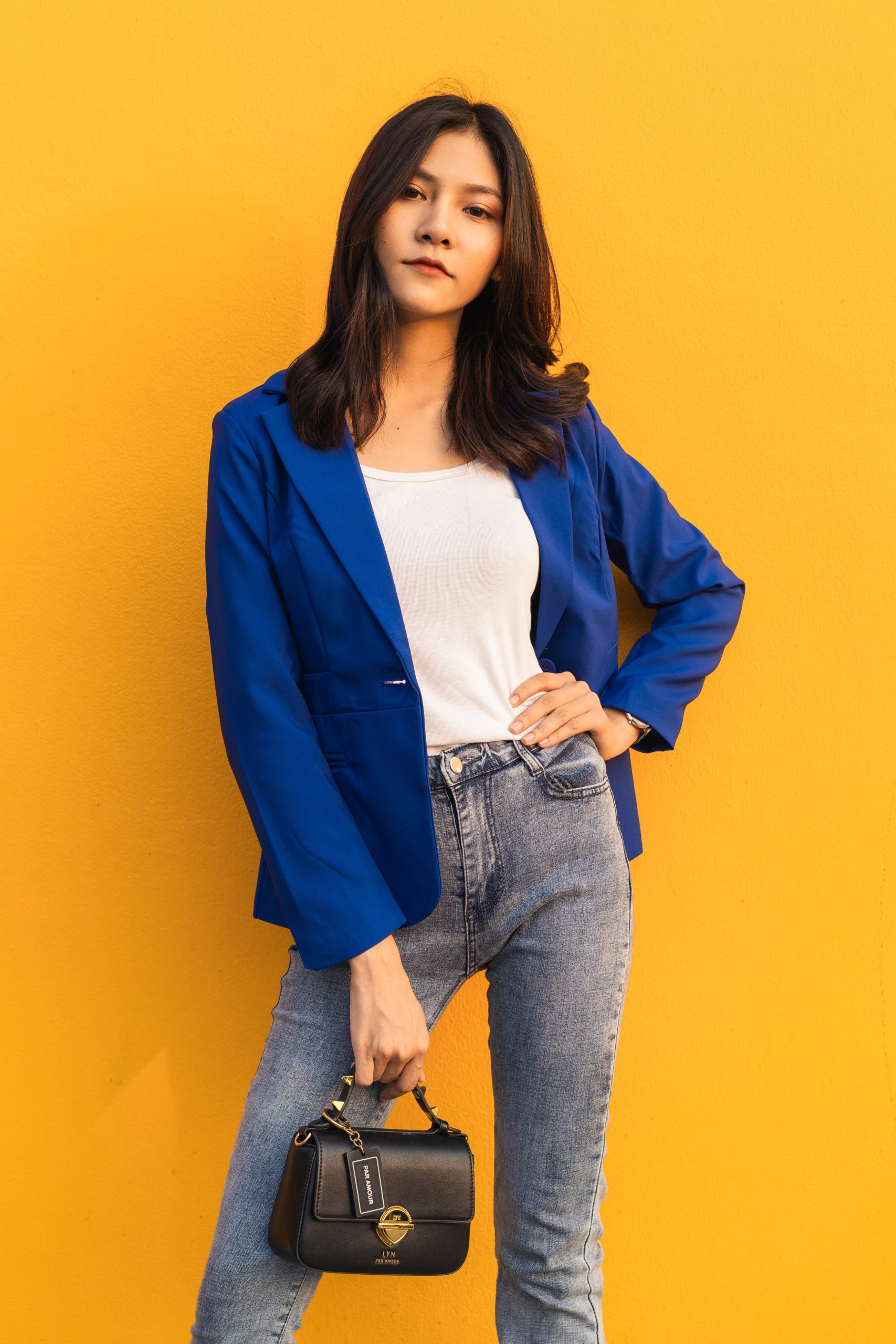 girl wearing bright blue blazer, one of the trends of this summer