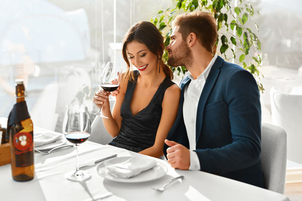 couple dining together after a relationship break