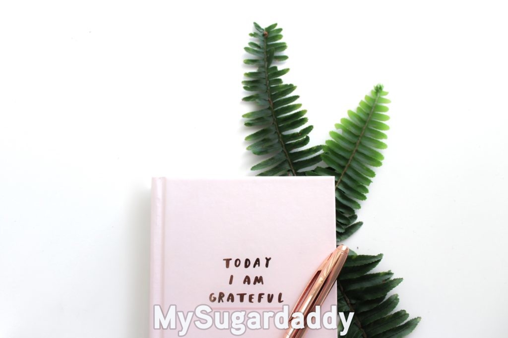 gratitude journal with "today I am grateful" on the cover