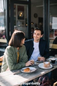 couple talking about who should pay for the first date at cafe