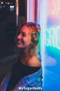 new-relationship-single woman enjoying her night out